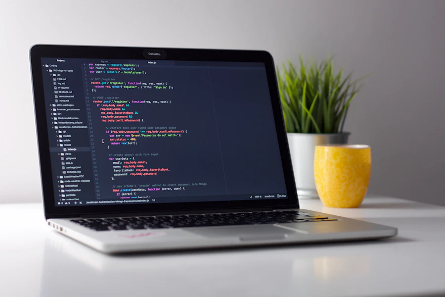 Tela de computador com linhas de código de um sistema em desenvolvimento