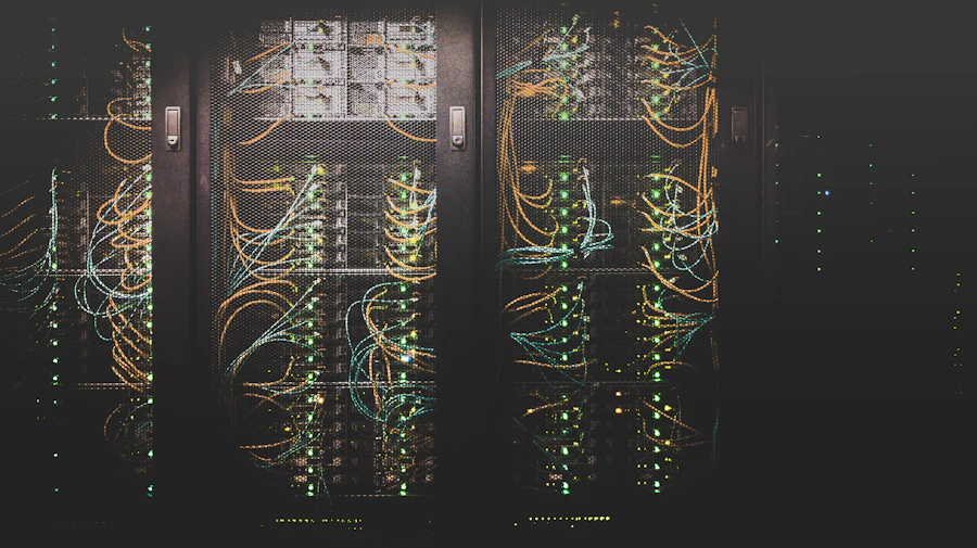 Centro de dados com fileiras de servidores e cabos de rede